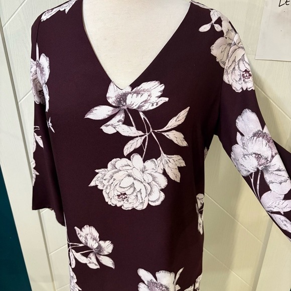 Dynamite Floral Shift Dress Burgundy V-Neck | modern feminine chic medium - Picture 5 of 7